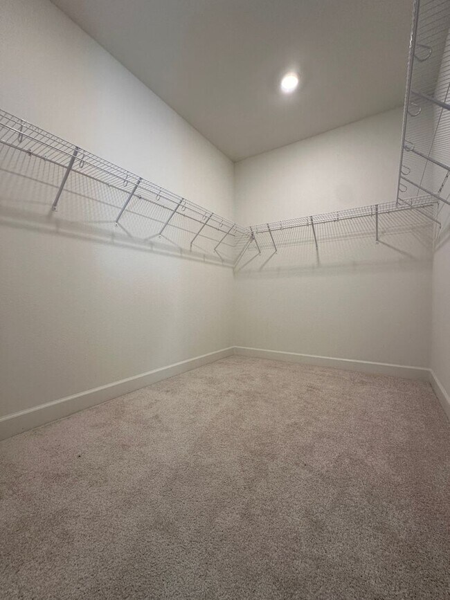 Building Photo - Beautiful Newer 5 Bedroom, 4 Bath in the h...