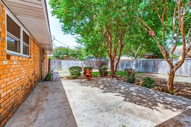 Building Photo - 7739 La Manga Dr