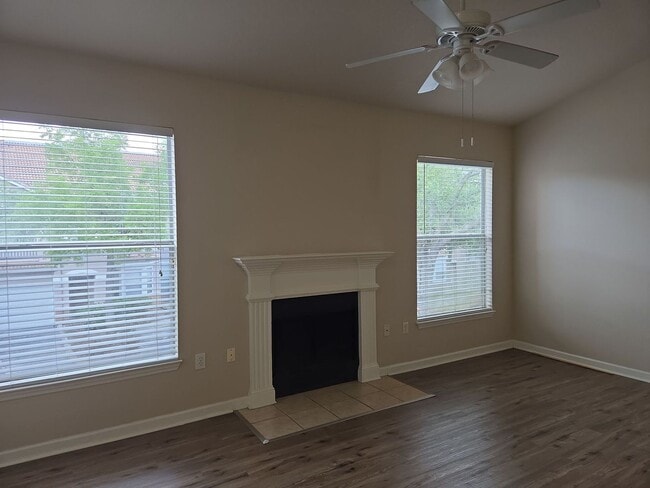 Building Photo - Welcome to this charming 2-bedroom, 2 bath condo in the heart of New Tampa