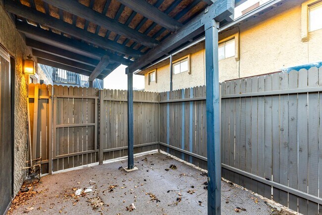 Building Photo - 286 W Palomino Dr