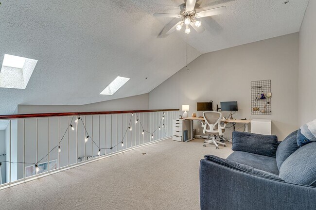 Building Photo - Top Floor Condo with Loft!