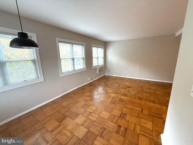 Building Photo - 3254 Valley Dr