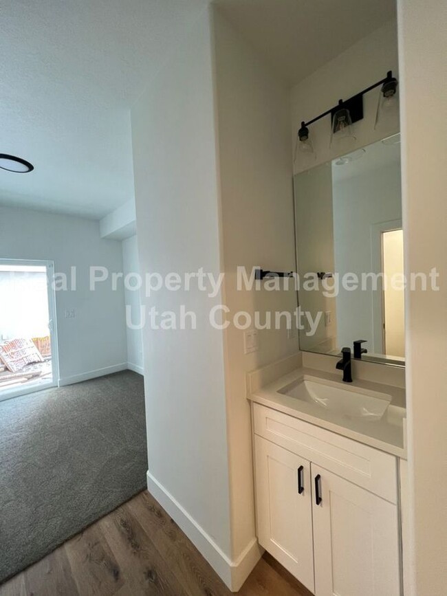 Building Photo - 606 E 340 S