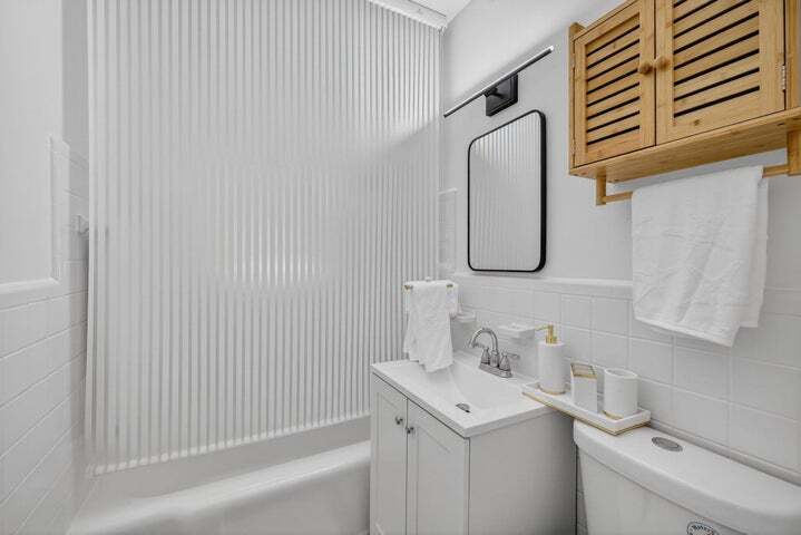 Building Photo - 1317 NE 1st Ave