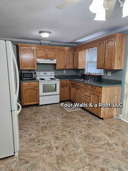 Kitchen - 9623 E 32nd St S