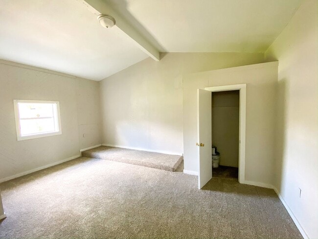 Building Photo - Spacious 3 Bedroom with Updated Kitchen - Vouchers Welcome