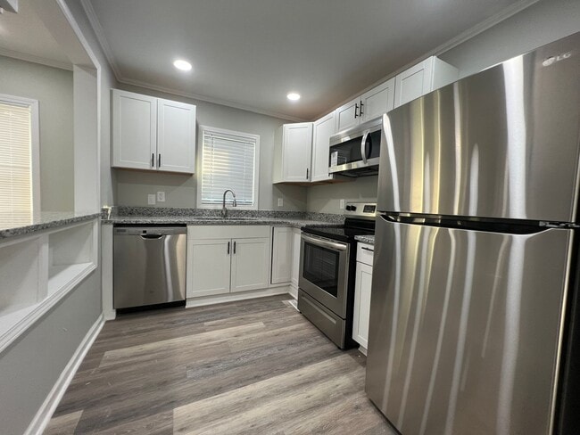 Building Photo - MOVE-IN READY! *HOLIDAY MOVE-IN SPECIAL $500 off the first full months rent if lease signed by 1/...