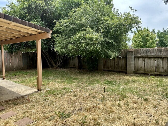 Building Photo - Cute Home w/ large fenced yard!  (Anderson)