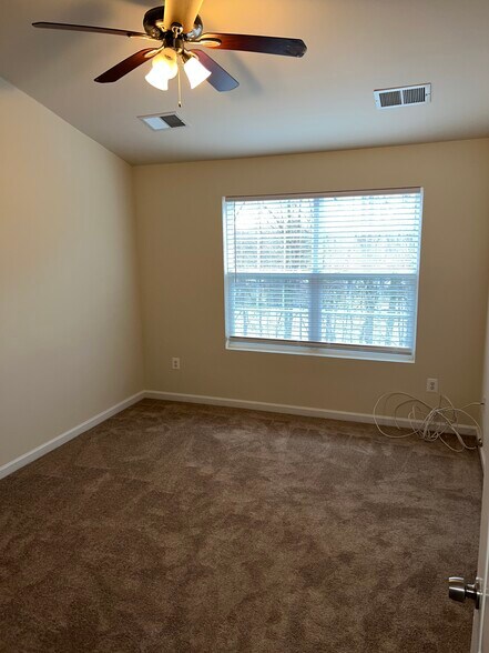 Building Photo - 5 Lookout Dr