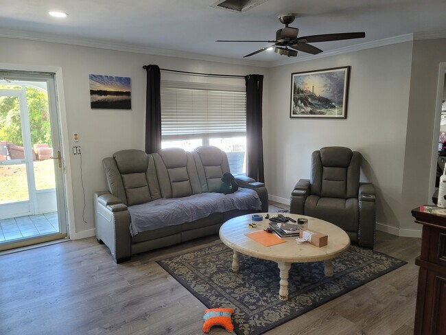 Building Photo - 1535 Queen Rd