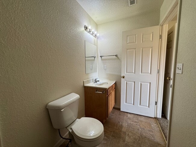 Building Photo - 3 Bed 2 Bath Duplex To Include Single Car ...