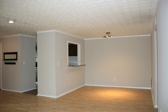 Building Photo - Just outside the perimeter at 75 and 285!