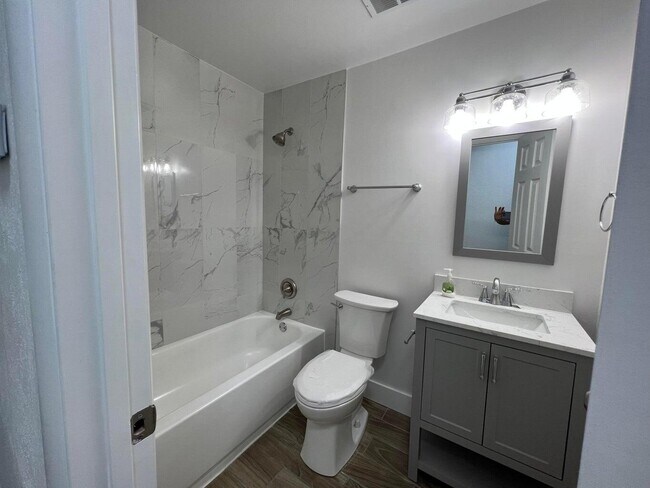 Building Photo - 1050 W 7th St