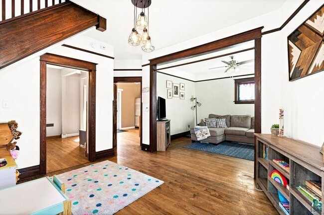 Building Photo - AVAILABLE SEPTEMBER 1st - Beautiful 2 Bed 1 Bath w/ Garage & Fenced Corner Lot