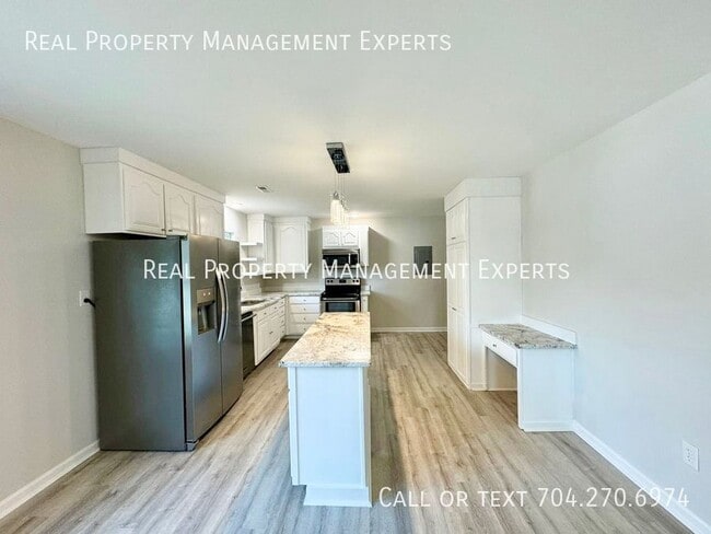 Building Photo - 1855 Ln St