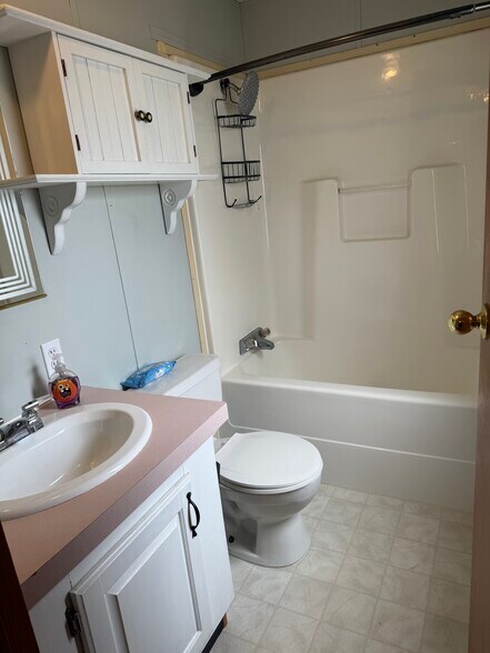 bath 2 - 954 N McCue St