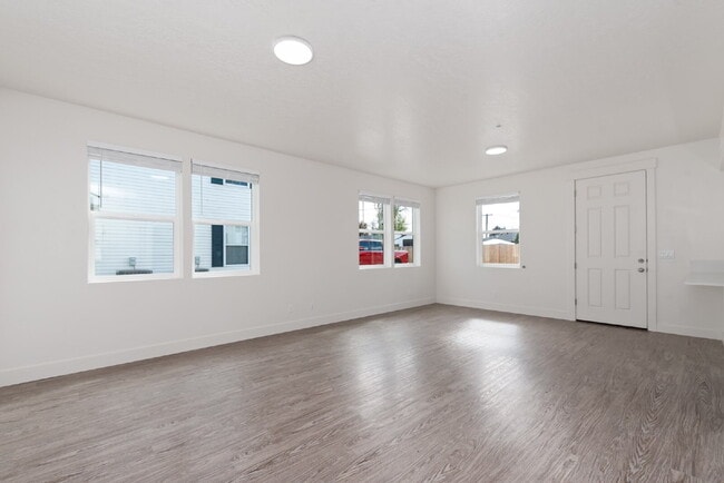 Building Photo - "Discover Comfort & Style: Spacious 3-Bed,...