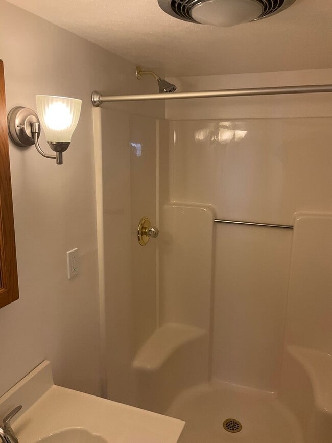 Building Photo - Spacious 3bed 3 bath Split-Level in Bethel...