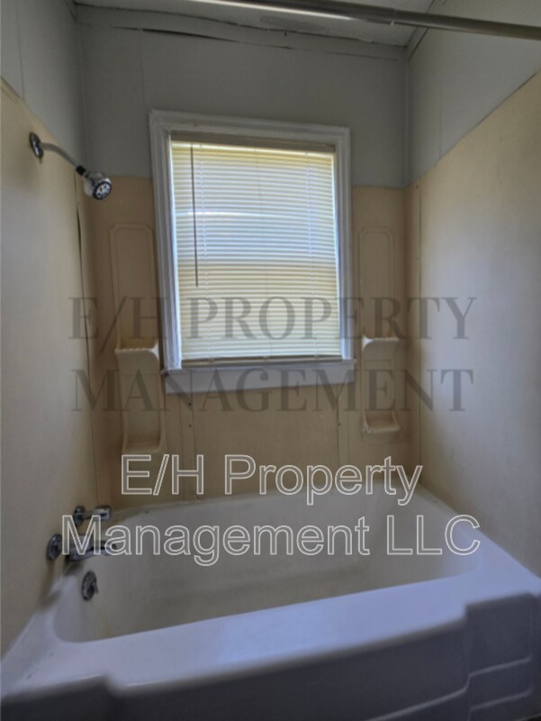 Building Photo - 1419 S Martinson St