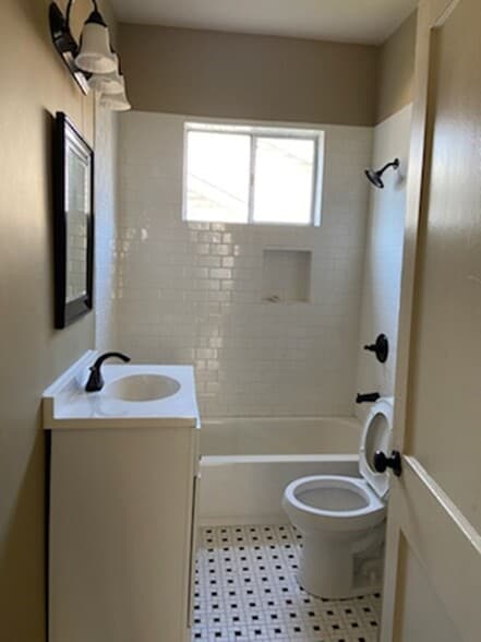 Building Photo - 617 10th Ct S