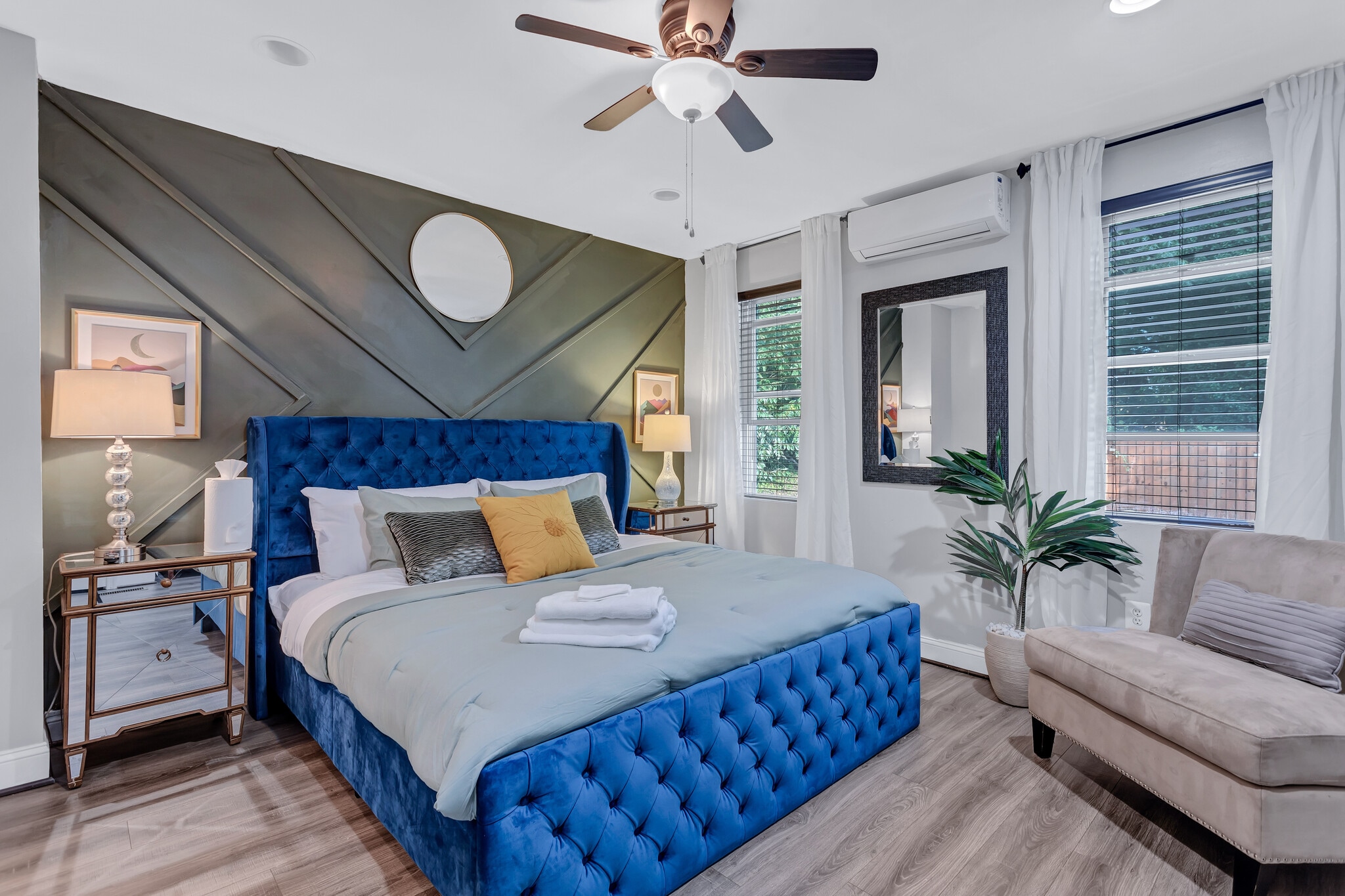 Master bed room w/ king bed - 4909 Fitch Pl NE