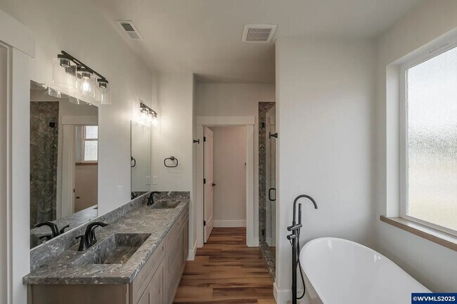 Building Photo - 4 Bedroom 2 Bath House