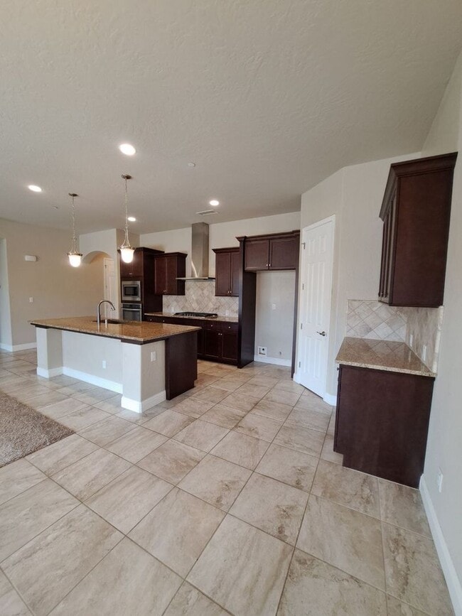 Building Photo - Beautiful 4 Bedroom Home In Clovis!