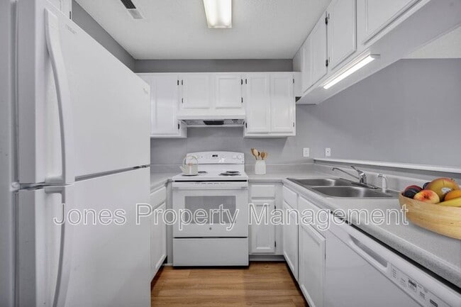 Building Photo - 301 Country Club Dr NE