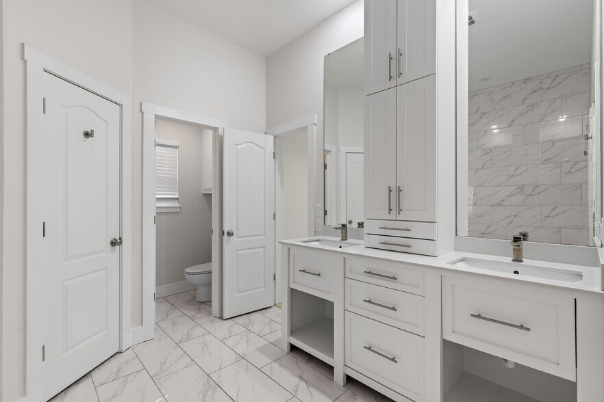 Building Photo - 1735 Woodridge Dr