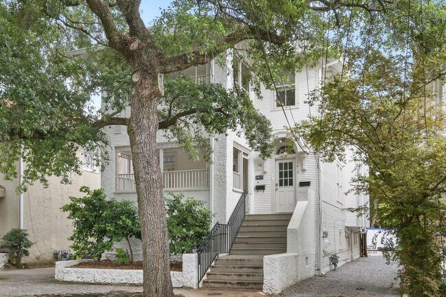 Primary Photo - Fresh and elegant 5 Bedroom ONE BLOCK from...