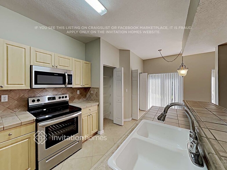 Building Photo - 5325 SW 134th Ave