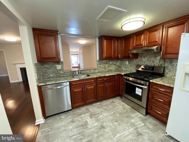 Building Photo - 802 Mountainview Dr