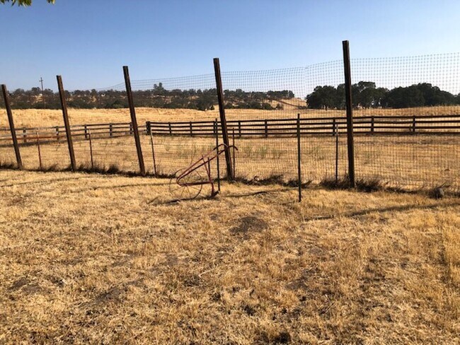 Building Photo - Butte Valley 3 bed 2 bath home, Privacy, n...