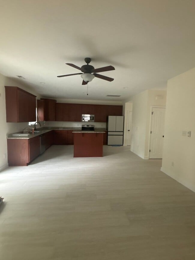 Building Photo - Spacious 4-Bedroom Home Near Base – No Tun...