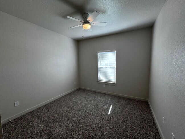 Building Photo - Luxury Townhome in Abbey Glen Community!