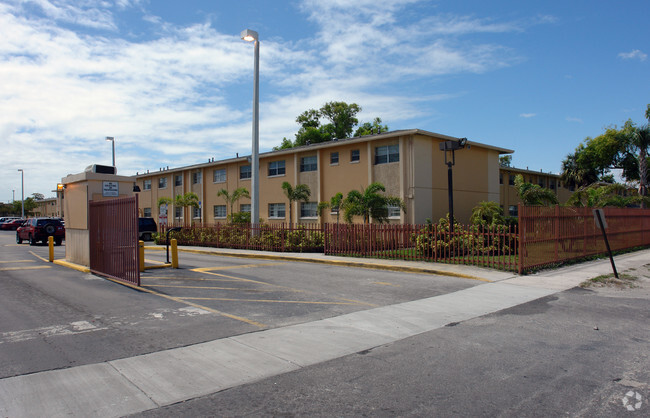 Primary Photo - Cordoba Courts