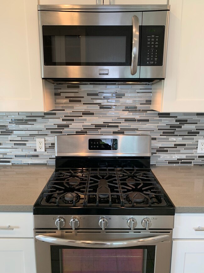 Building Photo - 3172 Rowena Ave