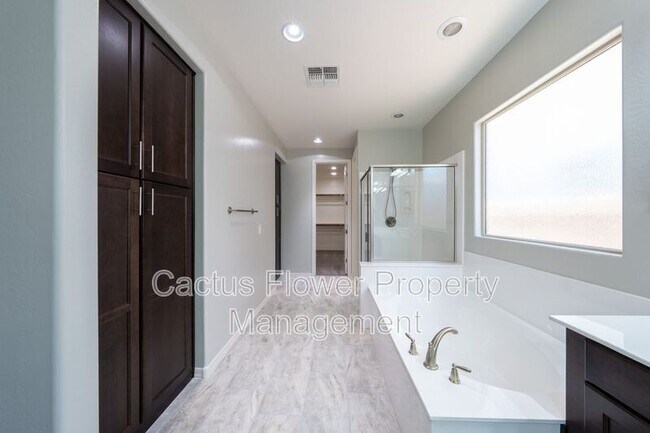 Building Photo - 3943 E Ficus Way