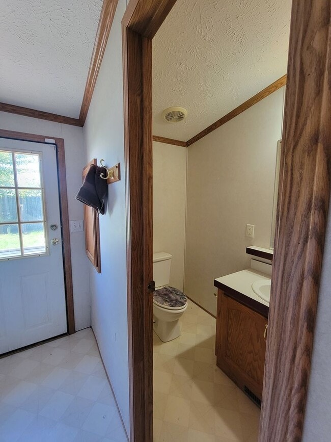 Building Photo - Large 3 bedroom in Oakwood