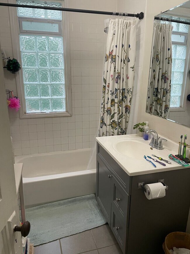 Building Photo - 2627 N Bartlett Ave