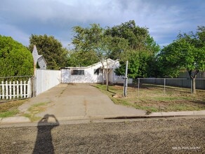 Building Photo - 2103 S Houston St