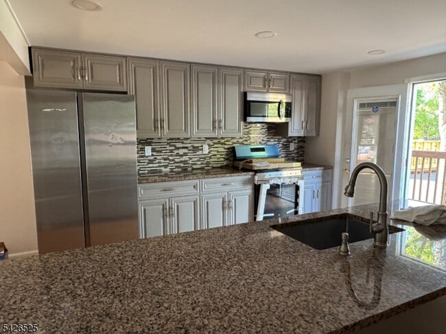 Building Photo - 87 Fairview Ave