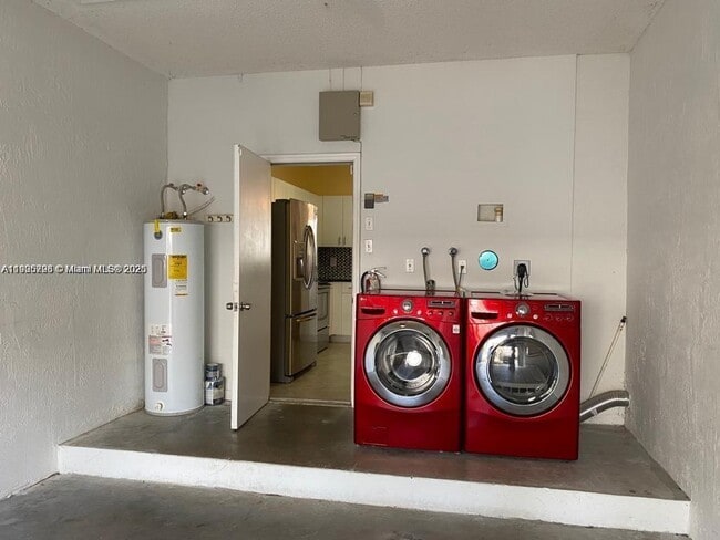 Building Photo - 2142 Madeira Dr