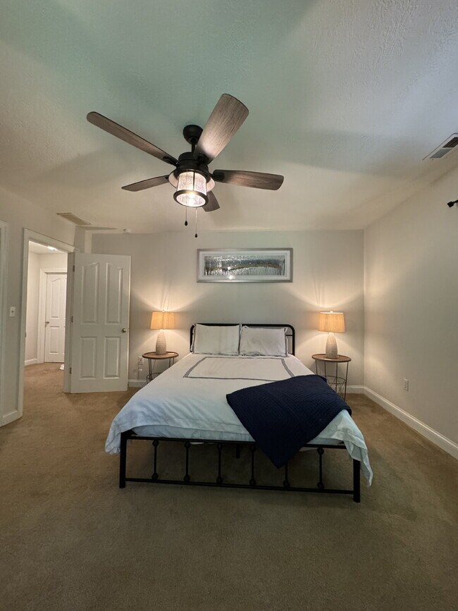 Building Photo - Fairview home 5 bedroom 3 1/2 bathroom home