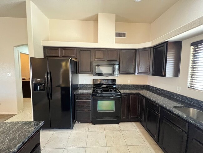 Building Photo - POOL HOME IN ESTRELLA!