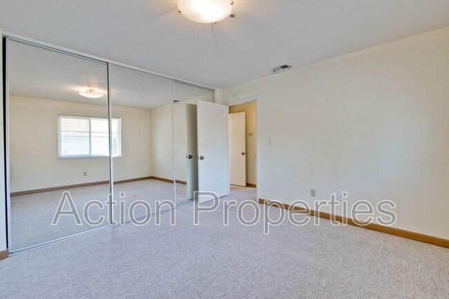Building Photo - 180 Albacore Ln