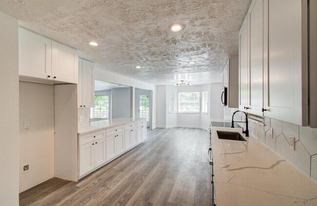Building Photo - 808 Stone Mountain Dr