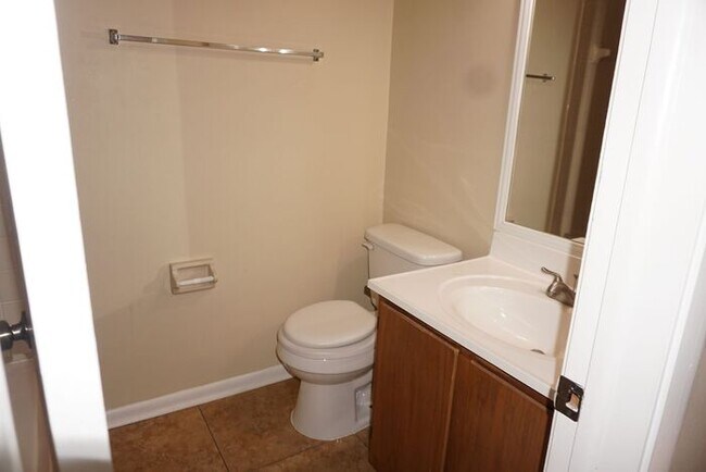 Building Photo - Beautiful 2/2 townhome located near NAS Jax