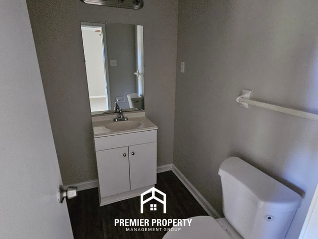 Building Photo - Move-In Ready 3BR Gem in Memphis - Cozy Fireplace, Tile Dining & Private Yard