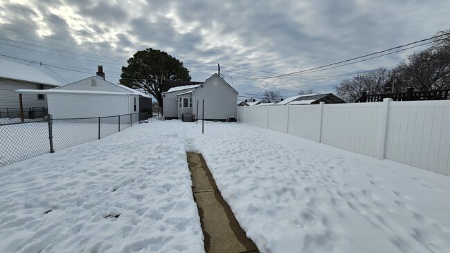 Building Photo - 5320 Northrup Ave